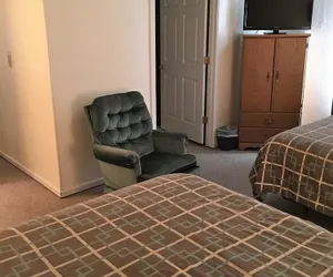 Photo 2 - Hunters Lodge Motel