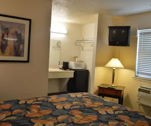 Photo 4 - Travelers Inn Motel