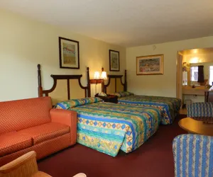 Photo 5 - Maple Leaf Inn & Suites