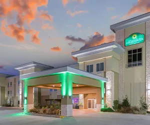 Photo 2 - La Quinta Inn & Suites by Wyndham Guthrie