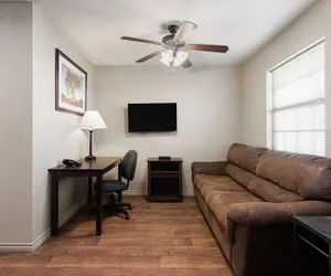 Photo 5 - Eagle's Den Suites Big Spring a Travelodge by Wyndham