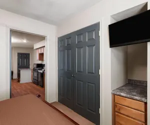 Photo 4 - Eagle's Den Suites Big Spring a Travelodge by Wyndham
