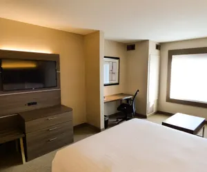 Photo 3 - Holiday Inn Express & Suites Plymouth - Ann Arbor Area by IHG