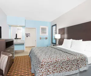 Photo 4 - Days Inn & Suites by Wyndham Madisonville