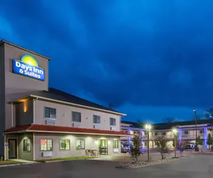 Photo 2 - Days Inn & Suites by Wyndham Madisonville