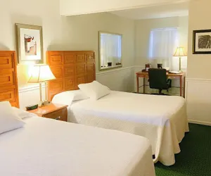 Photo 3 - Cedar Crest Inn