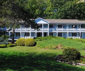 Photo 2 - Cedar Crest Inn