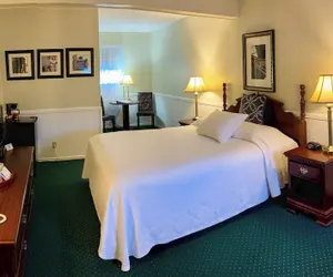 Photo 4 - Cedar Crest Inn