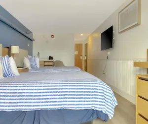 Photo 5 - Harborline Hotel