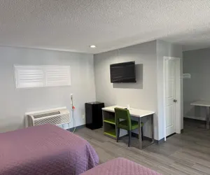 Photo 2 - Hi-Way Host Motel