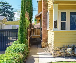 Photo 2 - Cozy Home Near LA With Full Kitchen Laundry