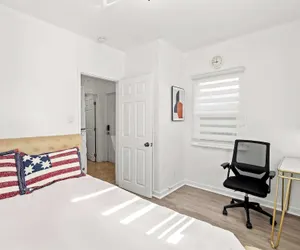 Photo 3 - Cozy Home Near LA With Full Kitchen Laundry