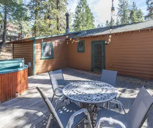 Photo 2 - True Big Bear Lake Cabin with jacuzzi