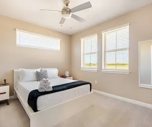 Photo 5 - Luxury 2S Condo Hot Tub Gym Pool Airport