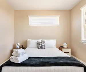 Photo 4 - Luxury 2S Condo Hot Tub Gym Pool Airport