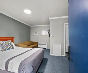 Photo 4 - 1BR w/ Smart TV AC Self Check-in MI