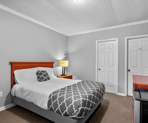 Photo 4 - Cozy 1BR Apt AC & Parking Brownstown