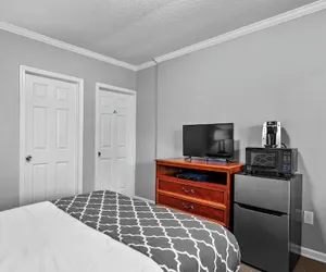 Photo 5 - Cozy 1BR Apt AC & Parking Brownstown