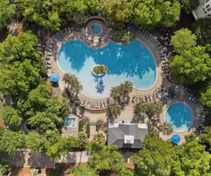 Photo 3 - 2 Resort Studios by Avantstay Sleeps 8, Pool, Shuttle, Tennis, Near Baytowne & Beach