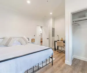 Photo 5 - Stylish 2-bedroom Walking Distance to Downtown