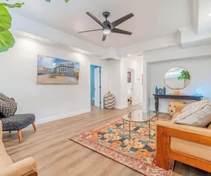 Photo 2 - Stylish 2-bedroom Walking Distance to Downtown