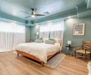 Photo 4 - Stylish 2-bedroom Walking Distance to Downtown