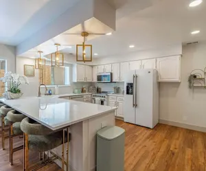 Photo 2 - The Deco Retreat - UNR - Pet Friendly