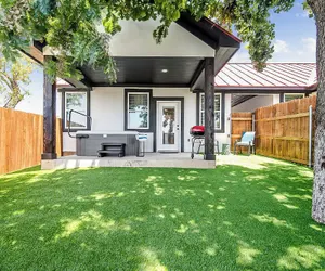 Photo 2 - Pet Friendly W/hot-tub-six Minutes to Downtown!