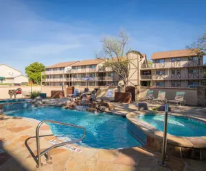 Photo 2 - Waterwheel Hideaway - Cozy Condo for 6 With Resort-style Amenities