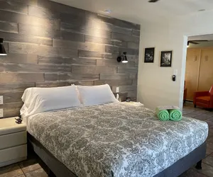 Photo 5 - Desert Paradise Resort- Gay Men's Resort