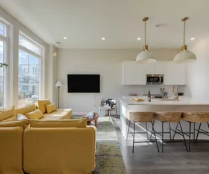 Photo 5 - 2 New Townhomes w/ Balcony, Mins to Broadway, Sleeps 16 98 Degrees & The Stage