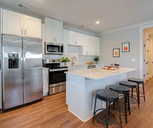 Photo 2 - Melrose Melody - 5 Mins to Broadway