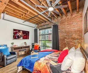 Photo 4 - Lowkey - Pool & Gym - Mins to Broadway