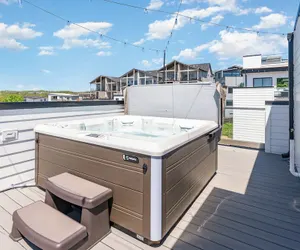 Photo 3 - Nimbus-rooftop Deck-hot Tub-mins to Broadway