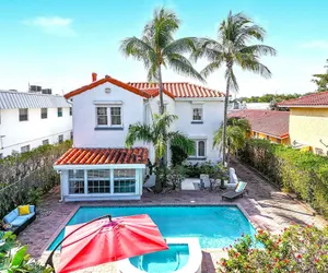 Photo 2 - 1926 Mediterranean Home With Heated Pool Sleeps 12