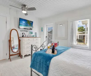 Photo 4 - Hibiscus House Bed Breakfast Inn Turtle Room Bed-ada