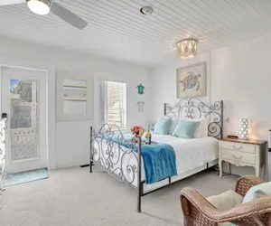 Photo 2 - Hibiscus House Bed Breakfast Inn Turtle Room Bed-ada