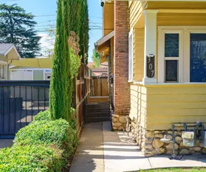 Photo 2 - Near LA Cozy Home With Full Kitchen Laundry