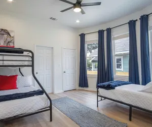 Photo 5 - 3br/3ba Urban Escape Just Minutes From Downtown!