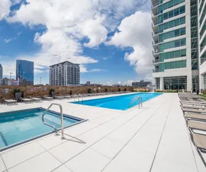 Photo 4 - Brand-new 3BR City Views Prime West Loop Spot