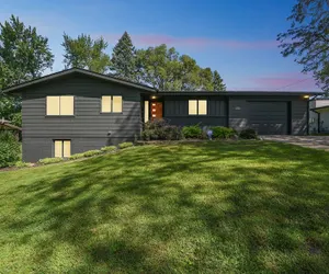 Photo 2 - Iowa City 4br Backyard Walk To Stadium 4 Bedroom Home