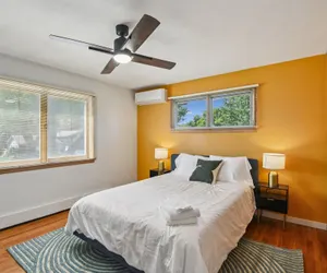 Photo 4 - Iowa City 4br Backyard Walk To Stadium 4 Bedroom Home