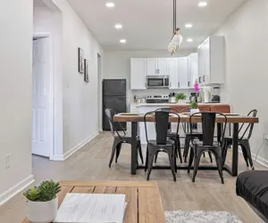 Photo 4 - Glorius Amazing 2BR 1BA Stay Near Lively Downtown