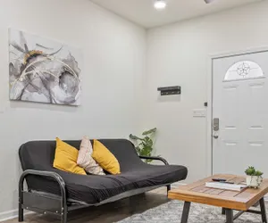 Photo 3 - Glorius Amazing 2BR 1BA Stay Near Lively Downtown
