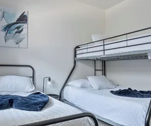 Photo 5 - Glorius Amazing 2br/1ba Stay Near Lively Downtown!