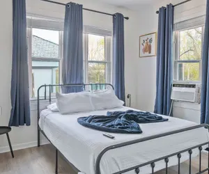 Photo 2 - Glorius Amazing 2br/1ba Stay Near Lively Downtown!