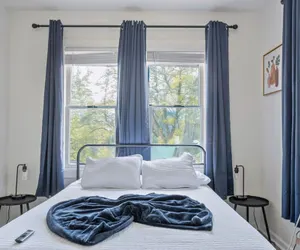 Photo 3 - Glorius Amazing 2br/1ba Stay Near Lively Downtown!