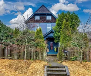 Photo 5 - Upstairs at Thevictorian - Lush Walkable and Dog-friendly Retreat - Steps From Downtown Bellingham