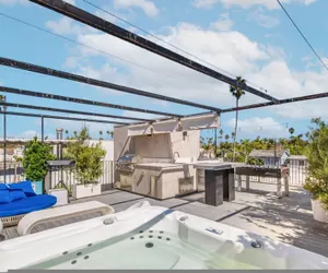 Photo 2 - The Bella Villa Venice Beach - Luxury Interior Design w hot tub
