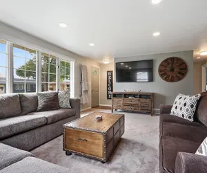 Photo 3 - House w Finished Garage Walk to Lambeau Bars Resch